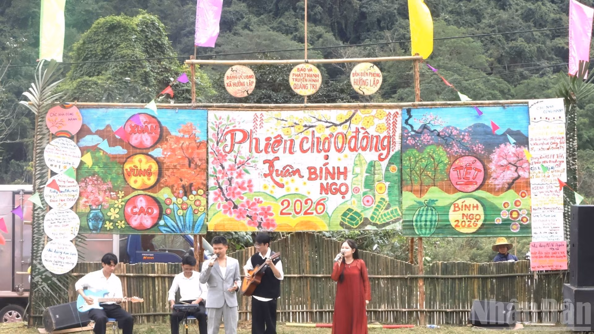 Le programme a débuté avec une prestation musicale présentée par les élèves du lycée spécialisé Vo Nguyen Giap, donnant le ton à cette journée sous le signe de la générosité.