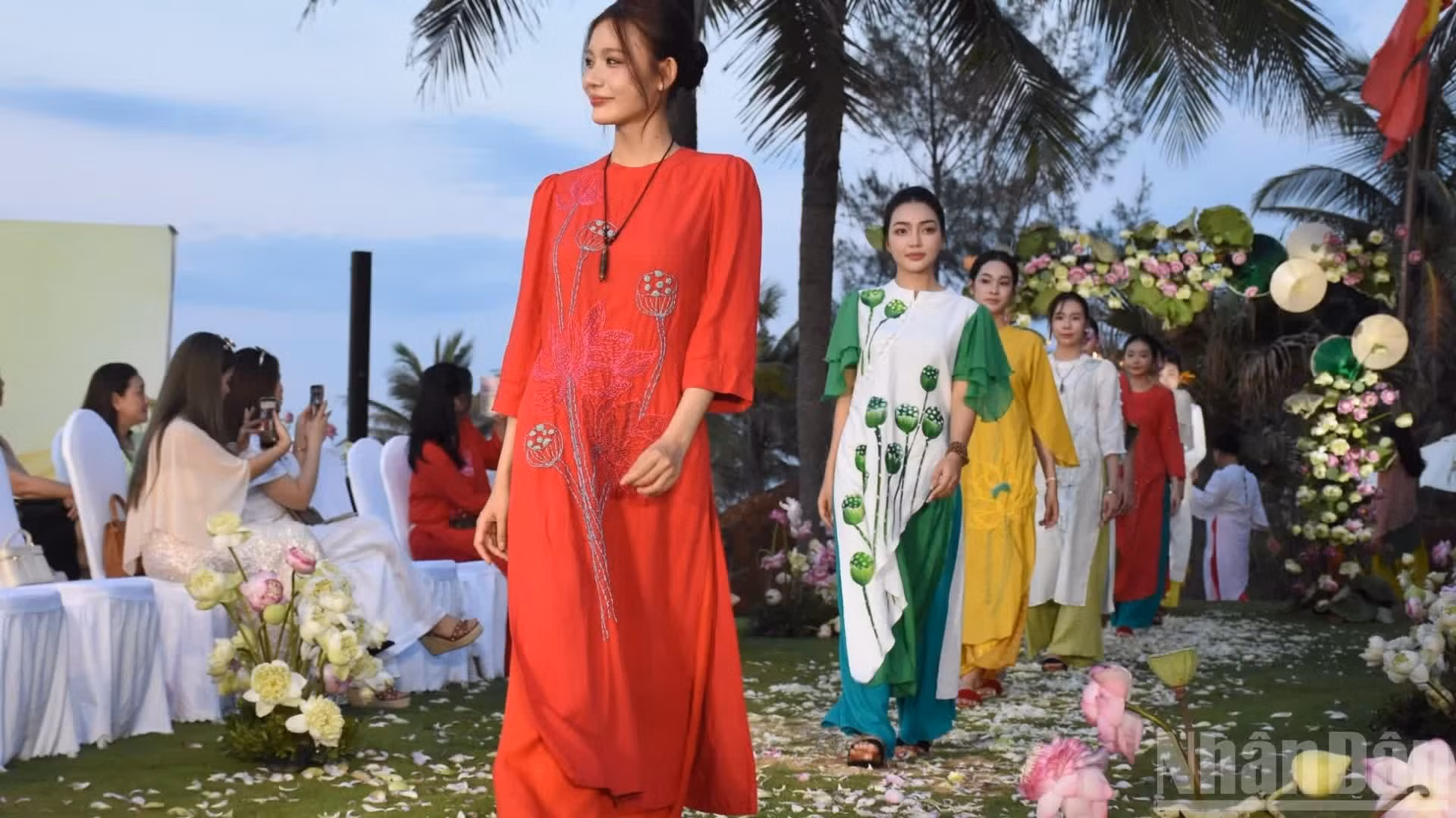 Dans cette seconde partie du spectacle, le lotus retrouve son écrin originel : l’áo dài, symbole par excellence de la grâce féminine vietnamienne.