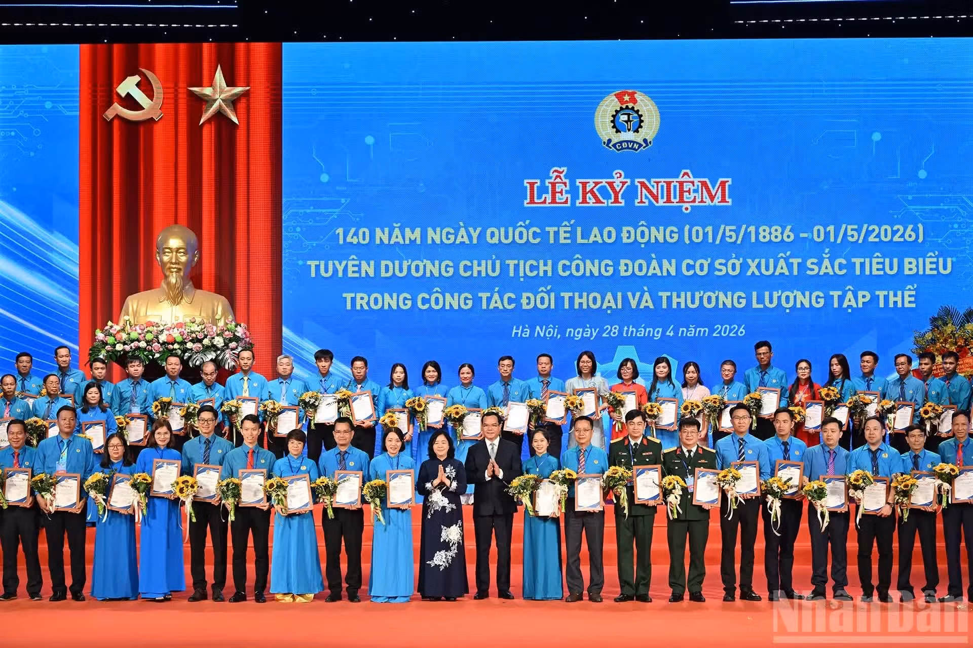 Bui Thi Minh Hoai, présidente du Front de la Patrie du Vietnam, et le ministre Nguyen Dinh Khang remettent des distinctions à des présidents de syndicats de base exemplaires