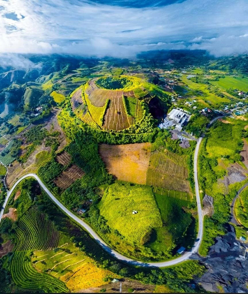 Le volcan Nam Kar vu d'en haut. Photo : Vo Anh Tu. 4.jpg