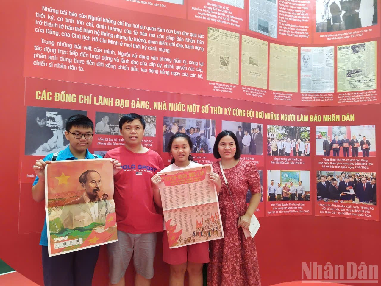 La famille de Mme Nguyen Thi Mai en visite à l’exposition. 6.jpg