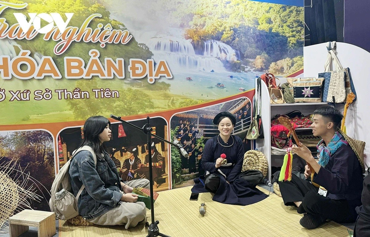 Des artistes jouent du dan tinh et chantent le then, patrimoine culturel immatériel du Vietnam. n4.jpg