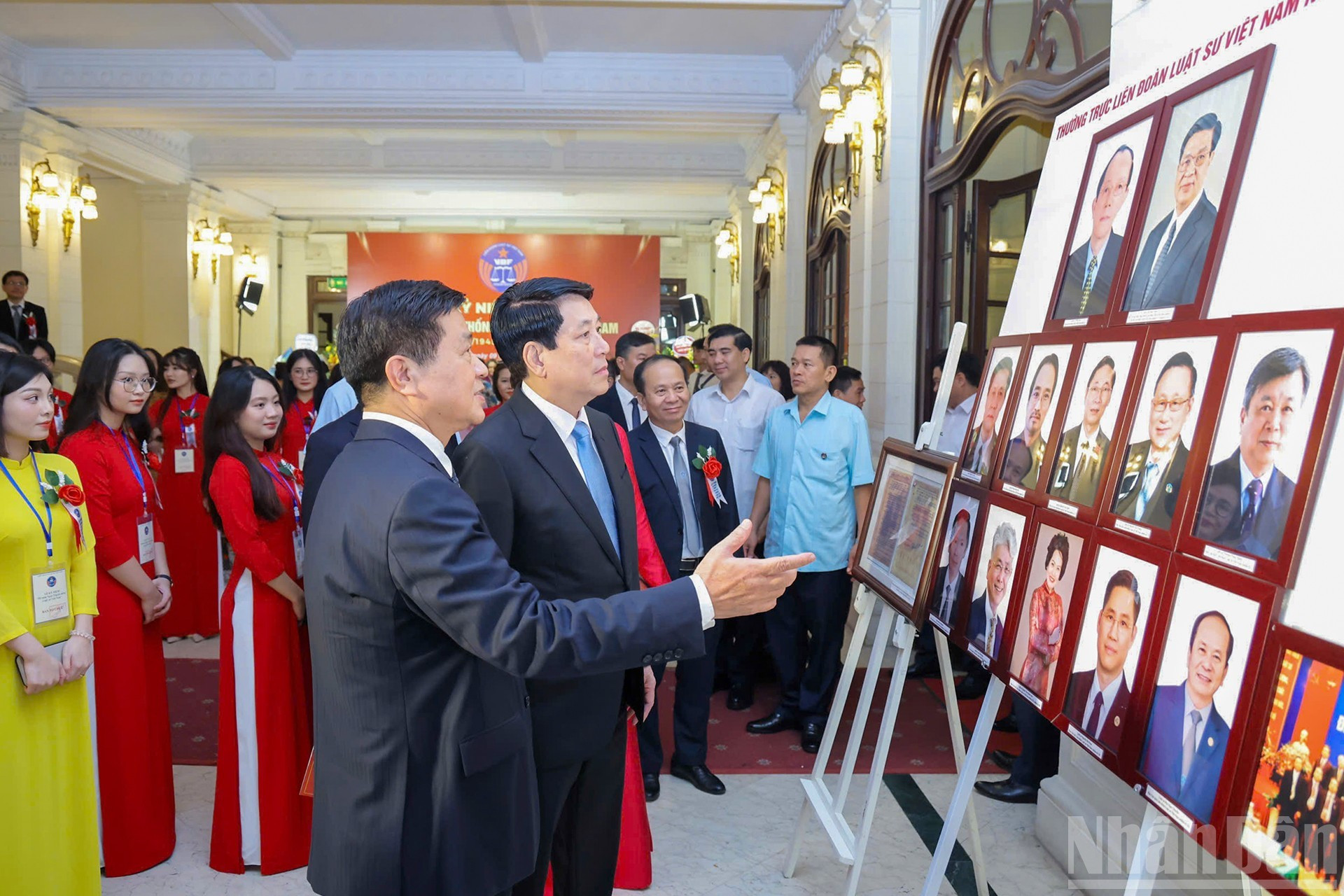 Le président Luong Cuong visite l’exposition retraçant l’histoire du barreau vietnamien. 2-741.jpg