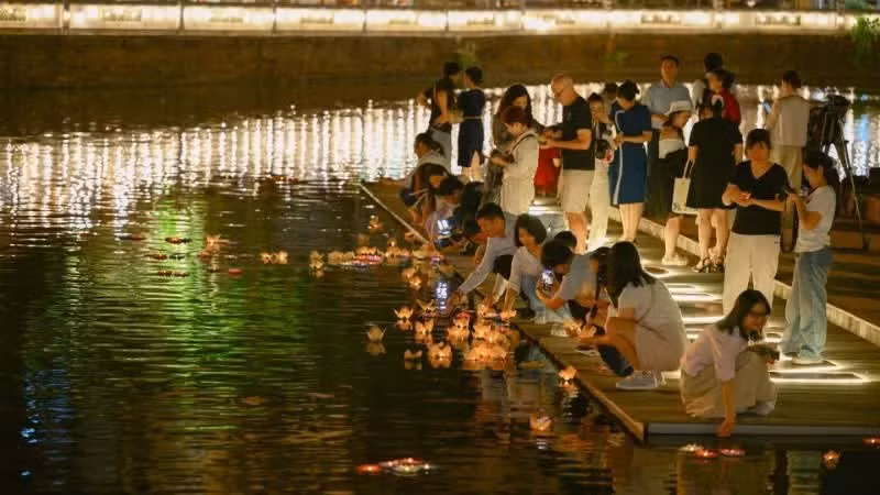 Les lanternes flottantes portent les vœux des participants. (Photo : Bao Long)