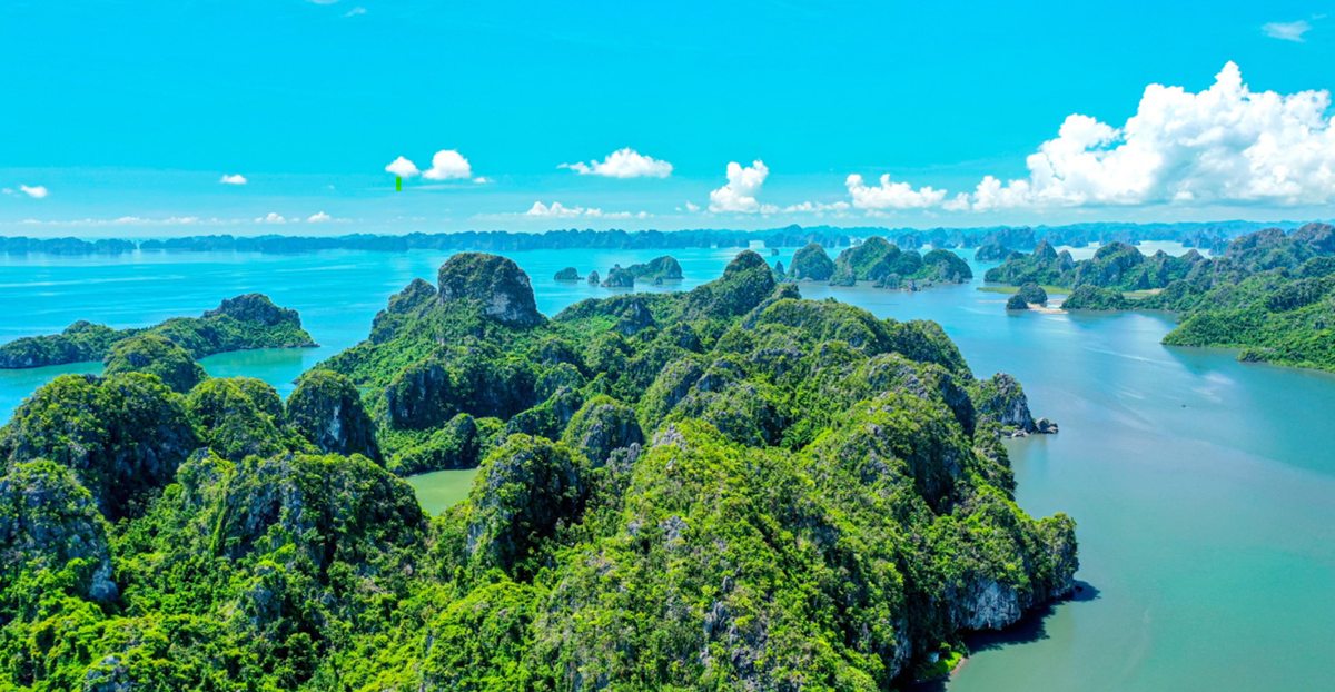 Un panorama majestueux sur les îles rocheuses émergeant des eaux. 3.png