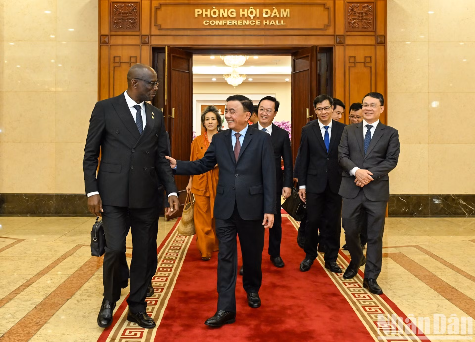 Échange entre Tran Cam Tu et Révérien Ndikuriyo. (Photo : DUY LINH)