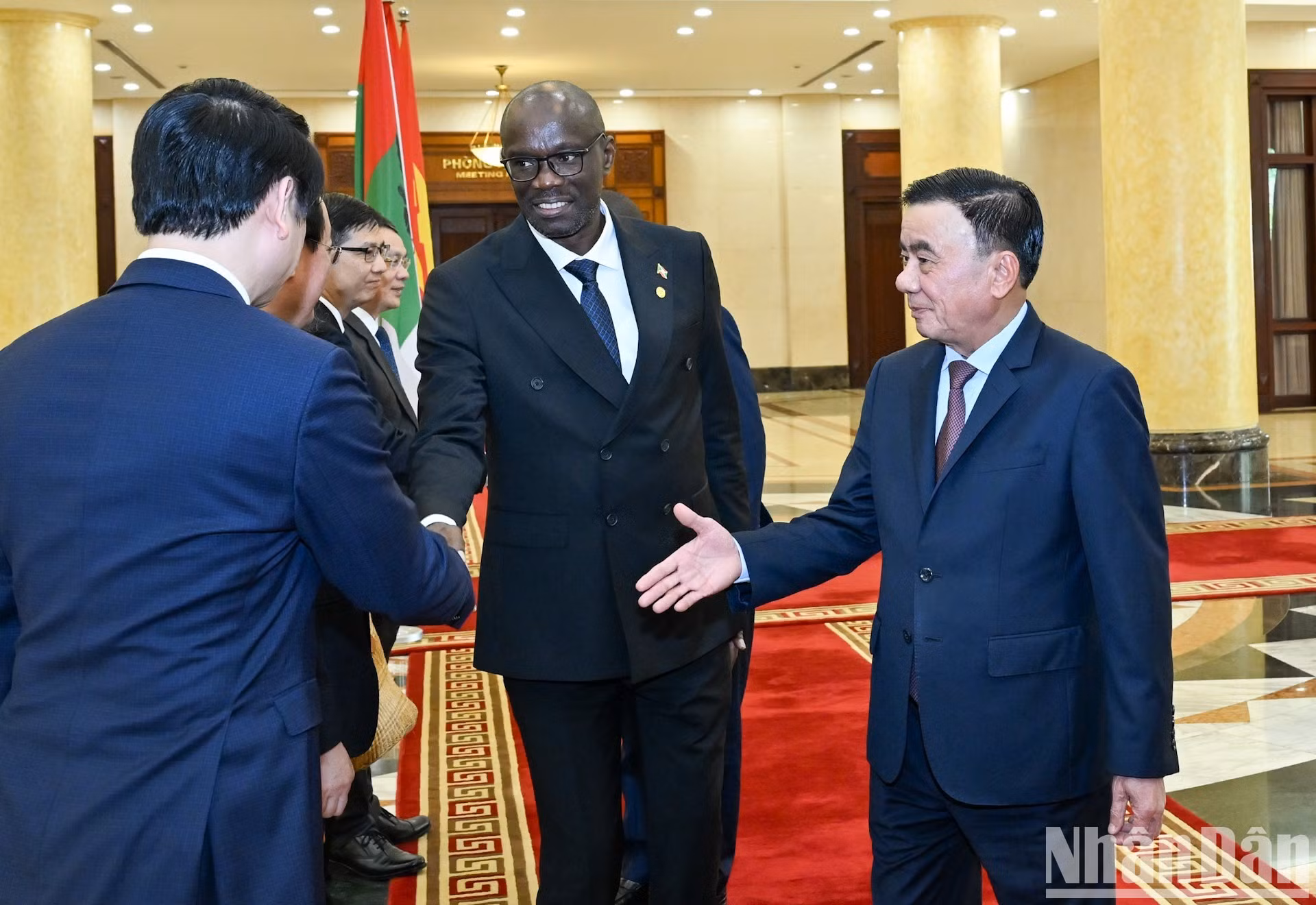 Tran Cam Tu présente les membres de la délégation vietnamienne à Révérien Ndikuriyo. (Photo : DUY LINH)