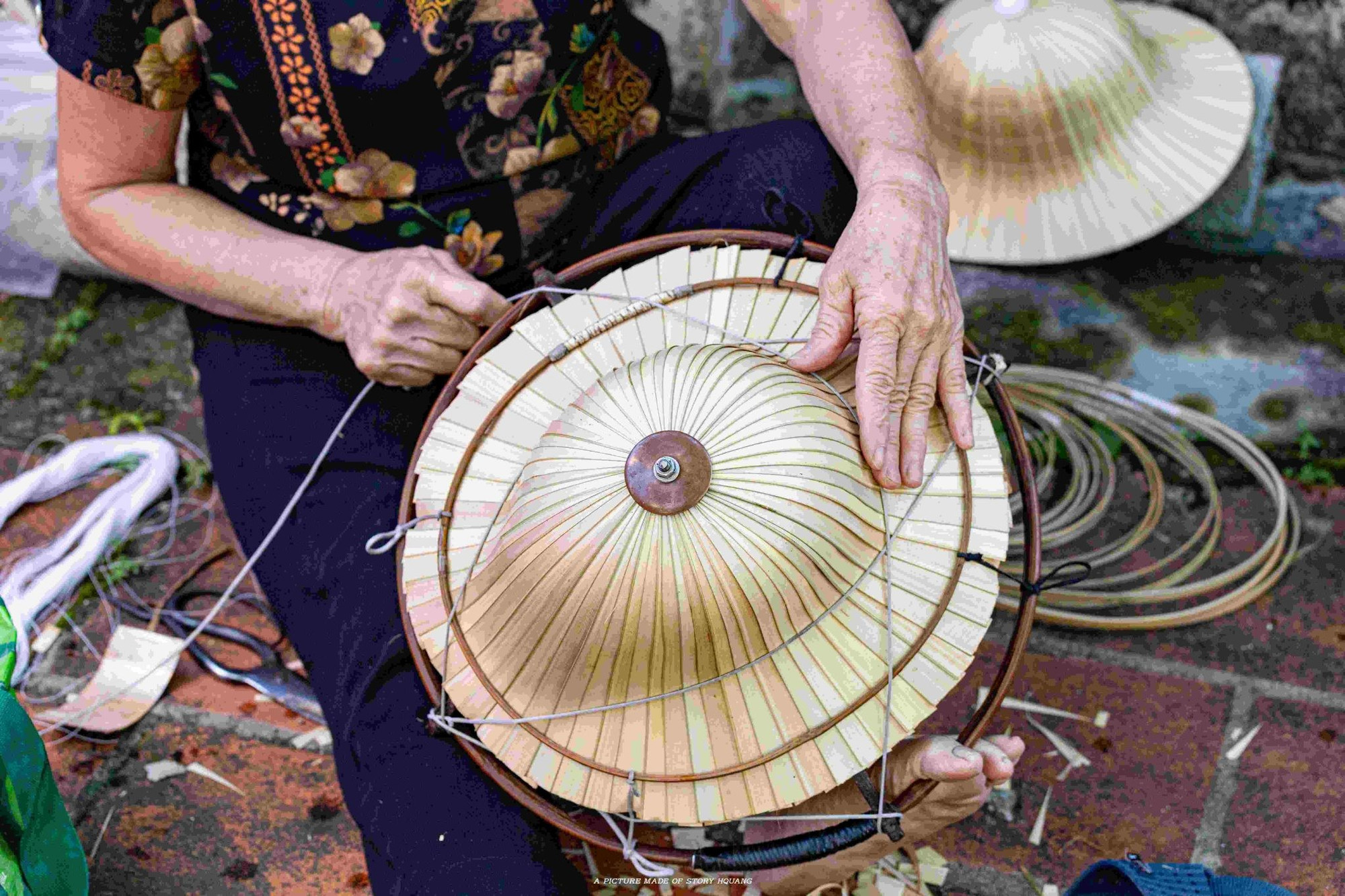 Le nón Lam Xung, inspiré d’un personnage héroïque de la littérature classique chinoise, constitue une création unique et emblématique du village.
