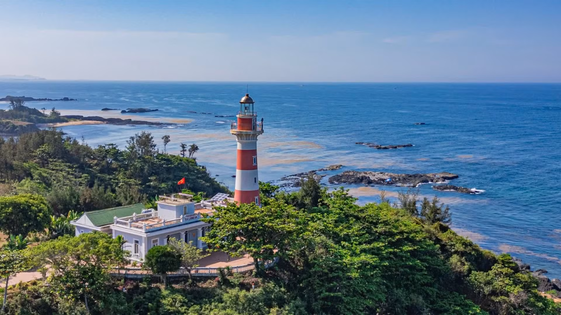 Le phare de Ba Lang An, sentinelle maritime au cœur du « musée volcanique » de Quang Ngai