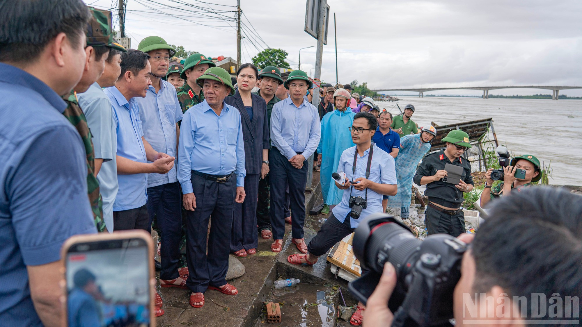 La délégation se rend dans la commune de Duy Nghia (district de Duy Xuyen, ex-province de Quang Nam), où un glissement de terrain menace la digue protectrice du village d’An Luong. 6.jpg
