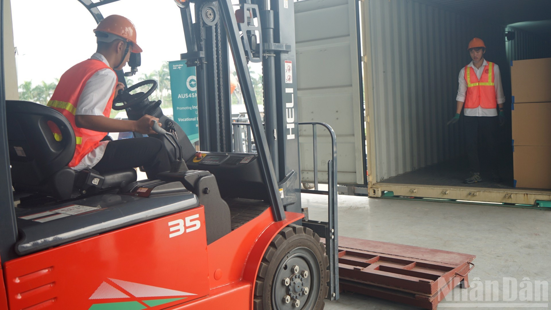 Étudiants en logistique du Collège maritime et des voies navigables no 1 lors d'une session de simulation pratique.