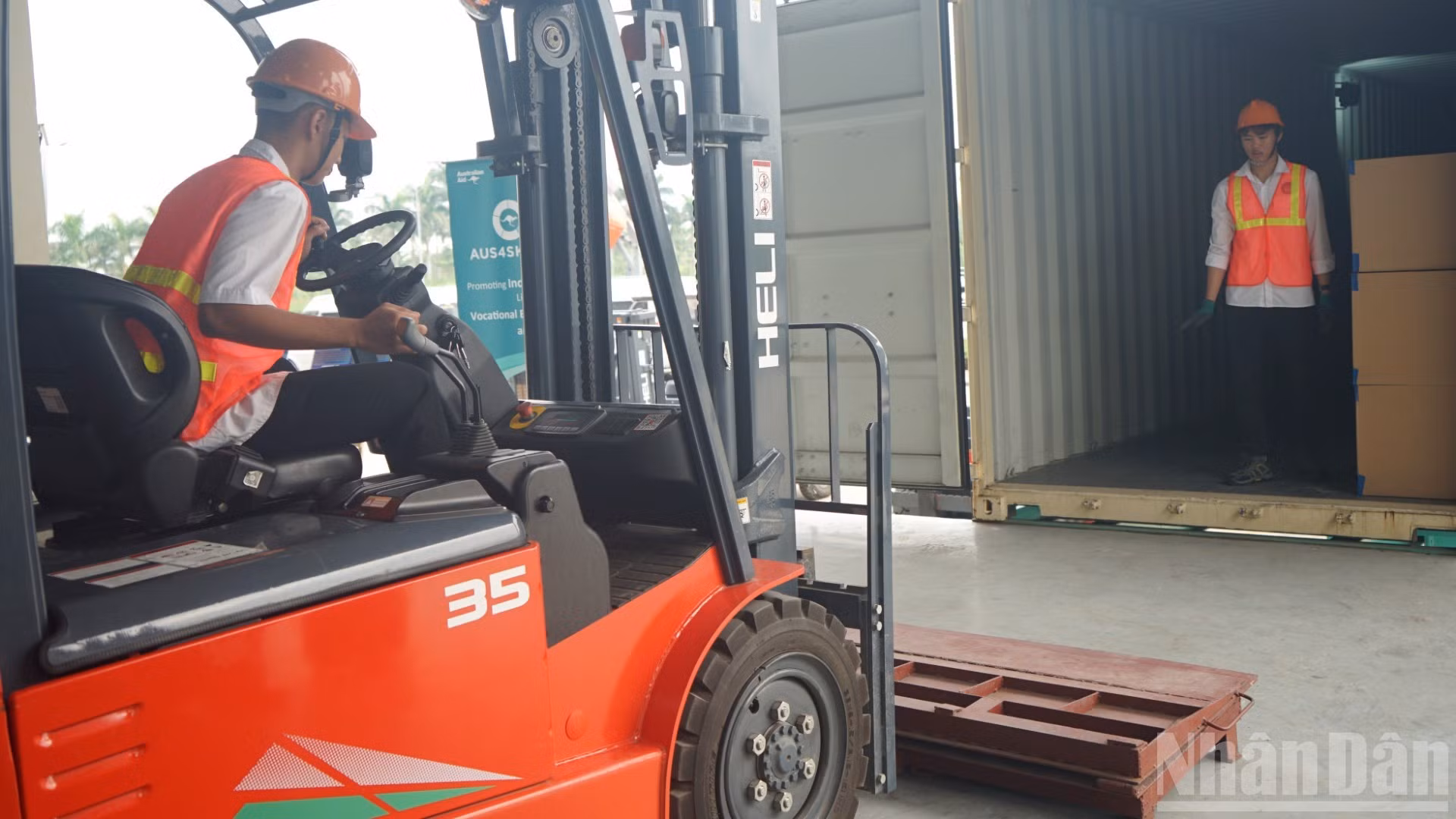 Étudiants en logistique du Collège maritime et des voies navigables no 1 lors d'une session de simulation pratique.