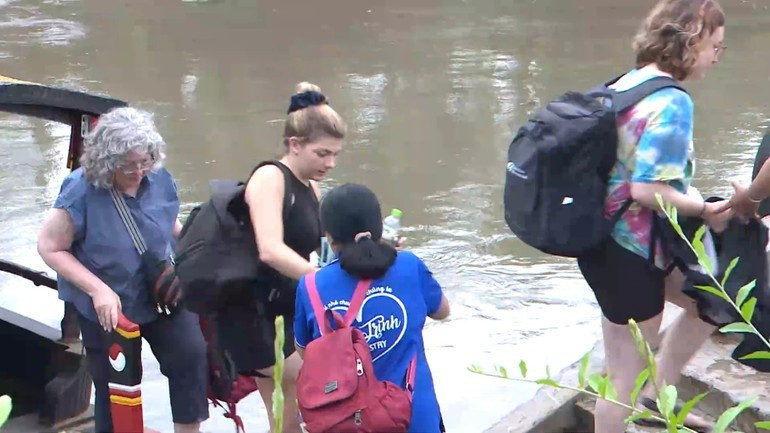 Des touristes étrangers découvrent la vie fluviale. 2.jpg