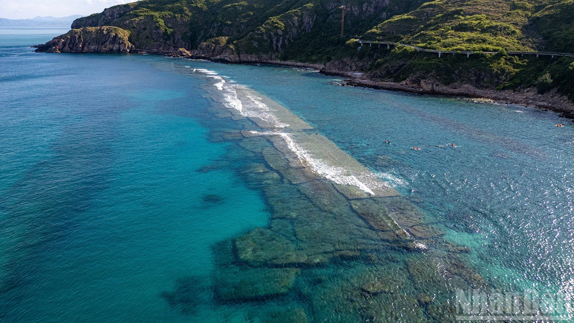 S’étendant depuis le cap Ganh Duoi (péninsule de Phuong Mai) jusqu’à l’île Hon Kho, cette bande rocheuse semble, vue du ciel, former un bras colossal enserrant doucement le littoral. 2.jpg
