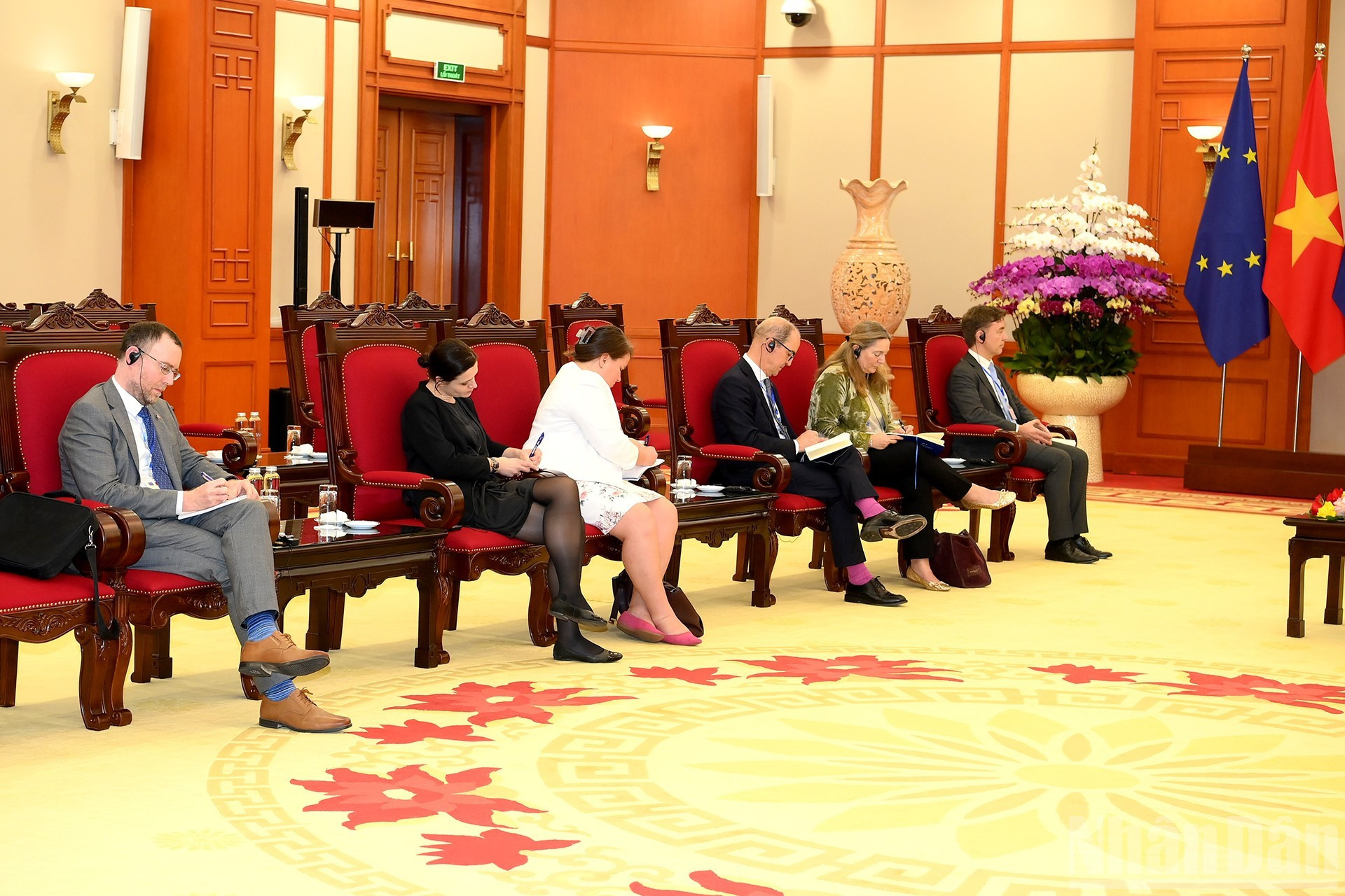 Les membres de la délégation accompagnant Antonio Costa prennent part à l’entretien.