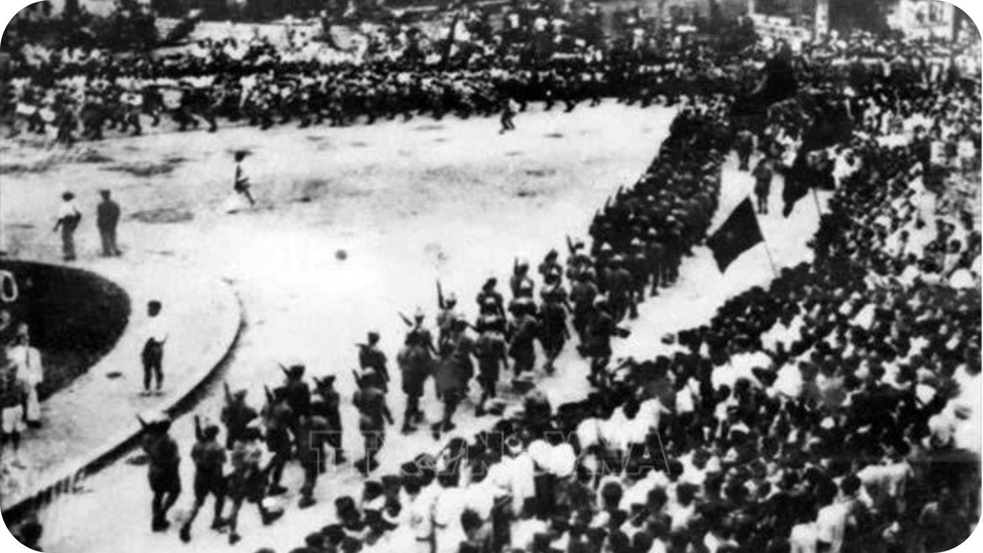 Le 28 août 1945, une unité de l’Armée de libération venue du Viet Bac a participé à un défilé militaire sur la place de l’Opéra de Hanoï. Photo : Nguyen Ba Khoan/VNA. 2.jpg