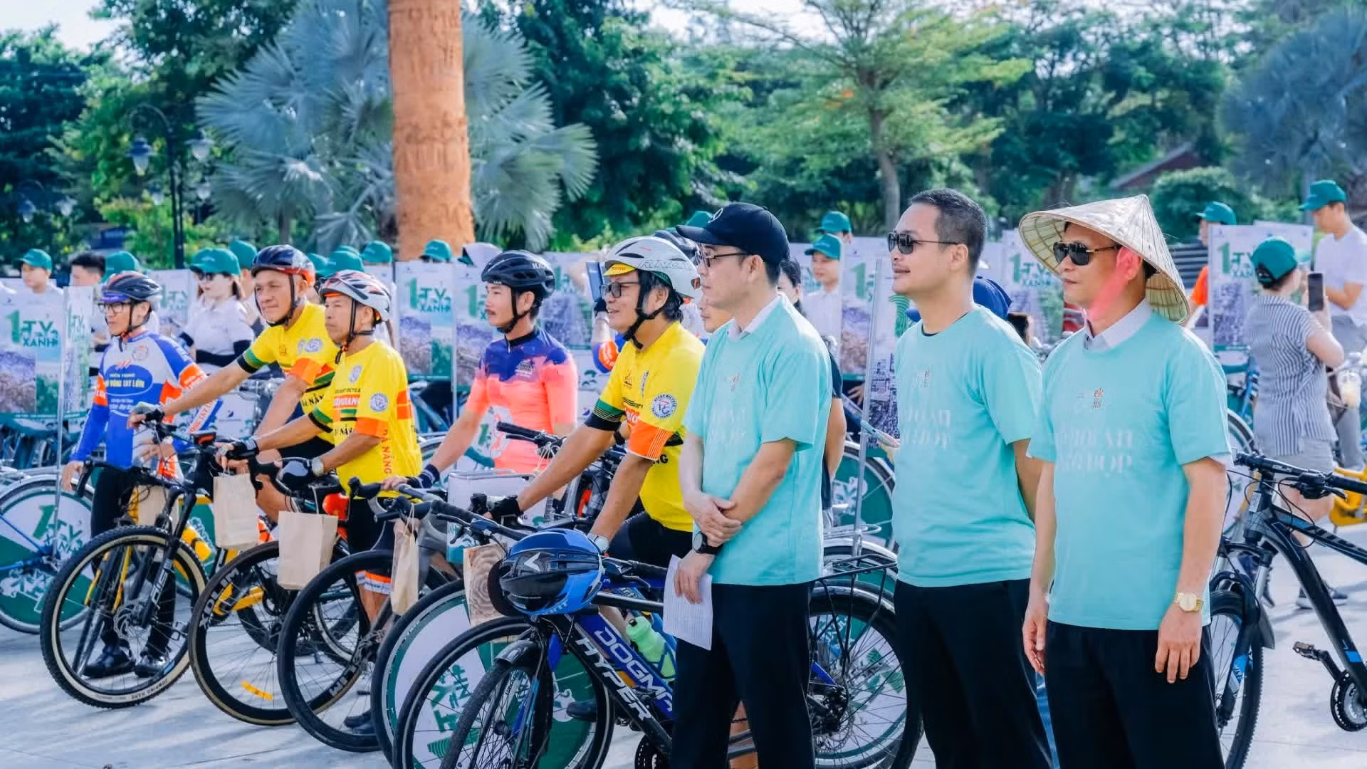 La VIIIe édition de la Semaine « À vélo » est organisée conjointement par la communauté d’architecture et de construction Ashui.com, les autorités locales des quartiers de Hoi An, Hoi An Tay et Hoi An Dong, ainsi que plusieurs partenaires locaux.