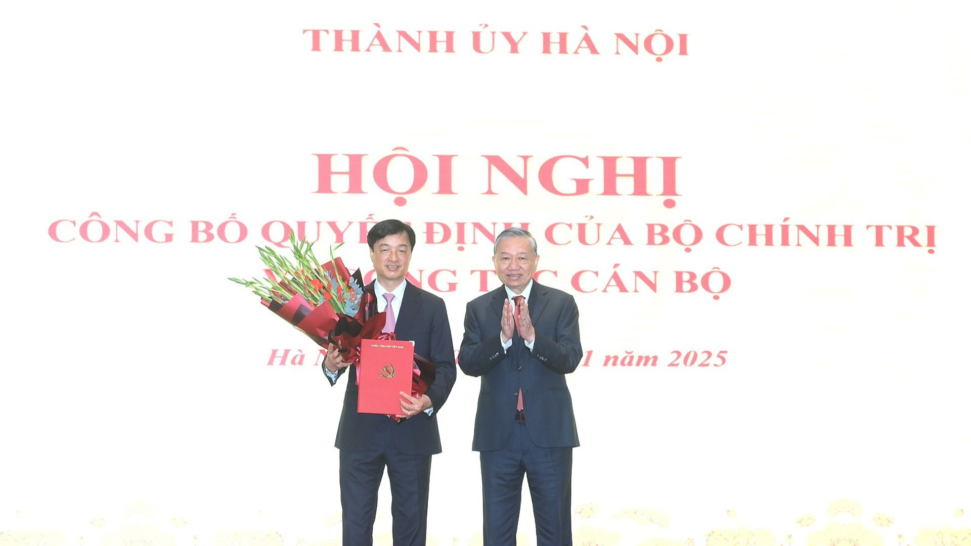 Le secrétaire général du PCV, To Lam, remet la décision et offre des fleurs à M. Nguyen Duy Ngoc