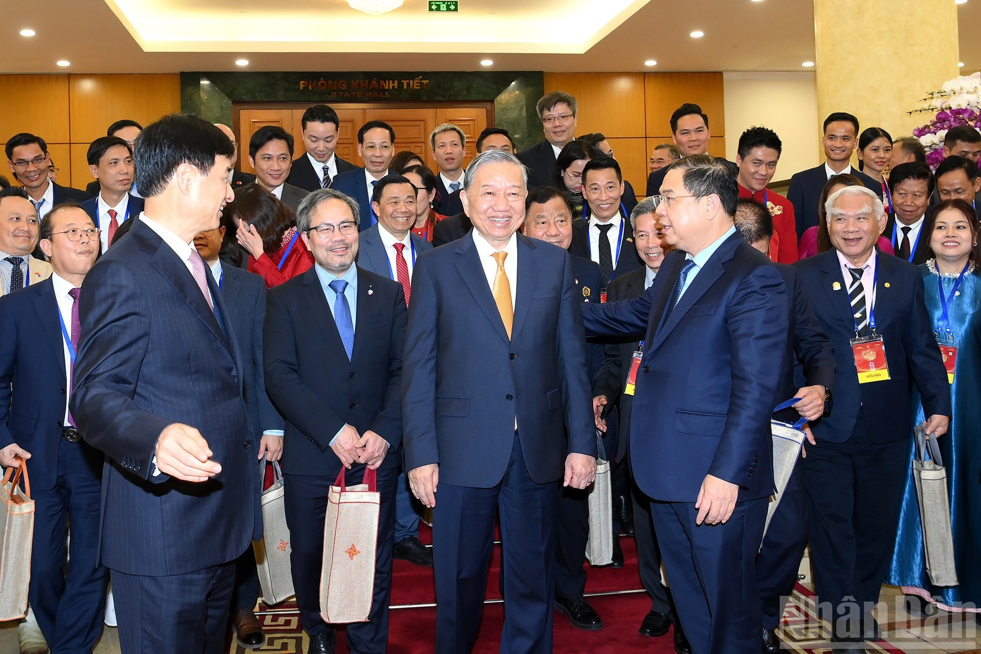 Le Secrétaire général To Lam et les délégués vietnamiens d’outre-mer participant au programme « Xuan Que huong 2026 ».
