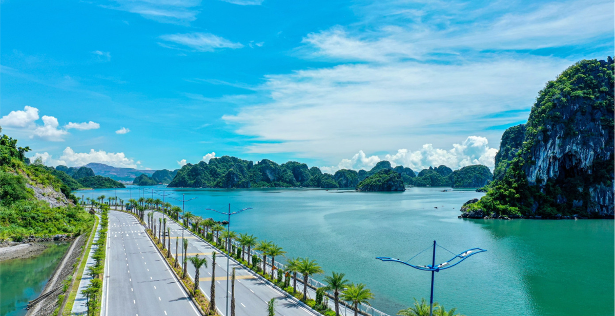 La route côtière Ha Long – Cam Pha, dans la province de Quang Ninh, considérée comme la plus belle du Vietnam.