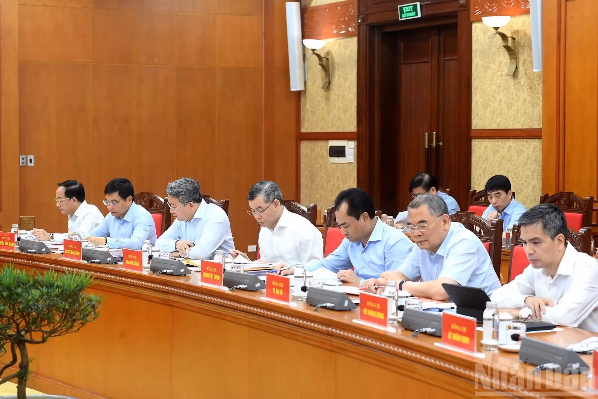 Des dirigeants et délégués participent à la réunion.
