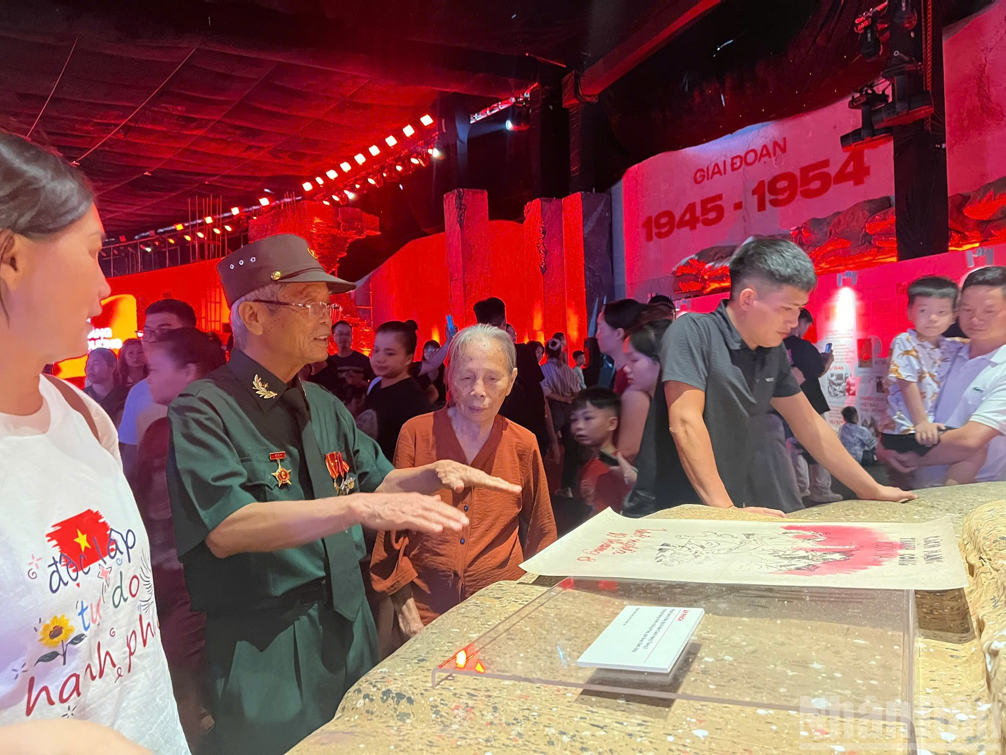Âgé de 78 ans, l’ancien combattant s’est montré profondément ému en visitant l’exposition. Il confie sa fierté d’avoir, avec ses camarades, offert sa jeunesse à la nation, aujourd’hui en paix. Pour lui, l’exposition, moderne et vivante, reflète la vitalité du pays et prouve que leurs sacrifices n’ont pas été vains. 3-5428.jpg