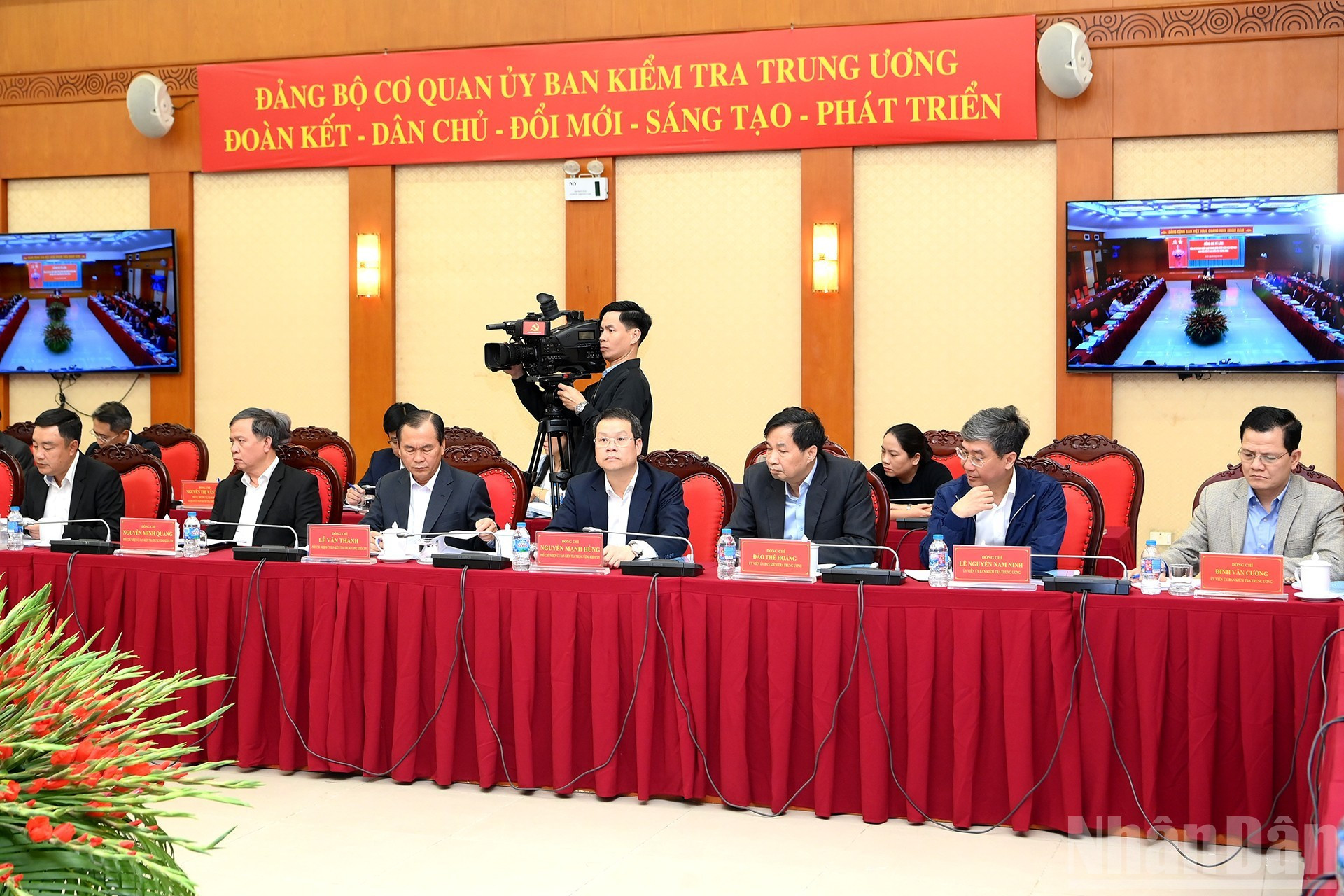 Des délégués assistent à la séance de travail.