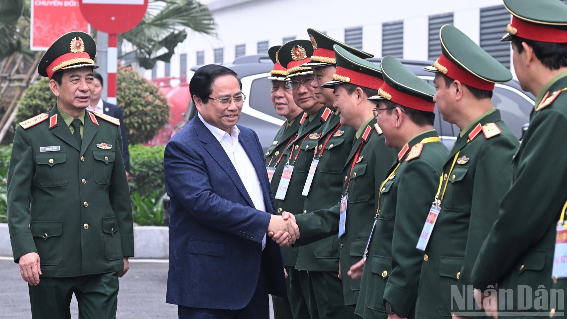 Le Premier ministre Pham Minh Chinh et des dirigeants de ministères et de services travaillent avec le ministère de la Défense sur le développement de l’industrie de défense.