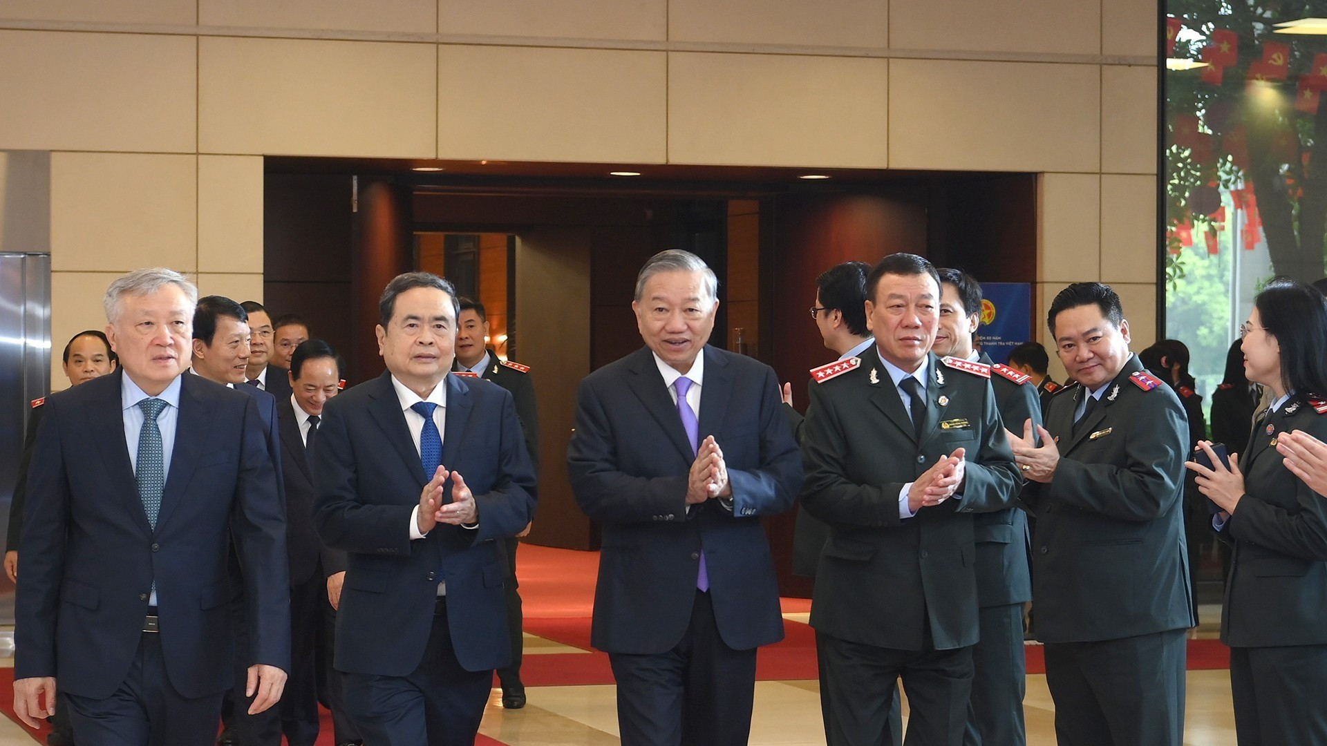 Le secrétaire général du Parti communiste vietnamien, To Lam, et des dirigeants du Parti et de l'État à la cérémonie marquant les 80 ans de la fondation du secteur de l’inspection au Vietnam.