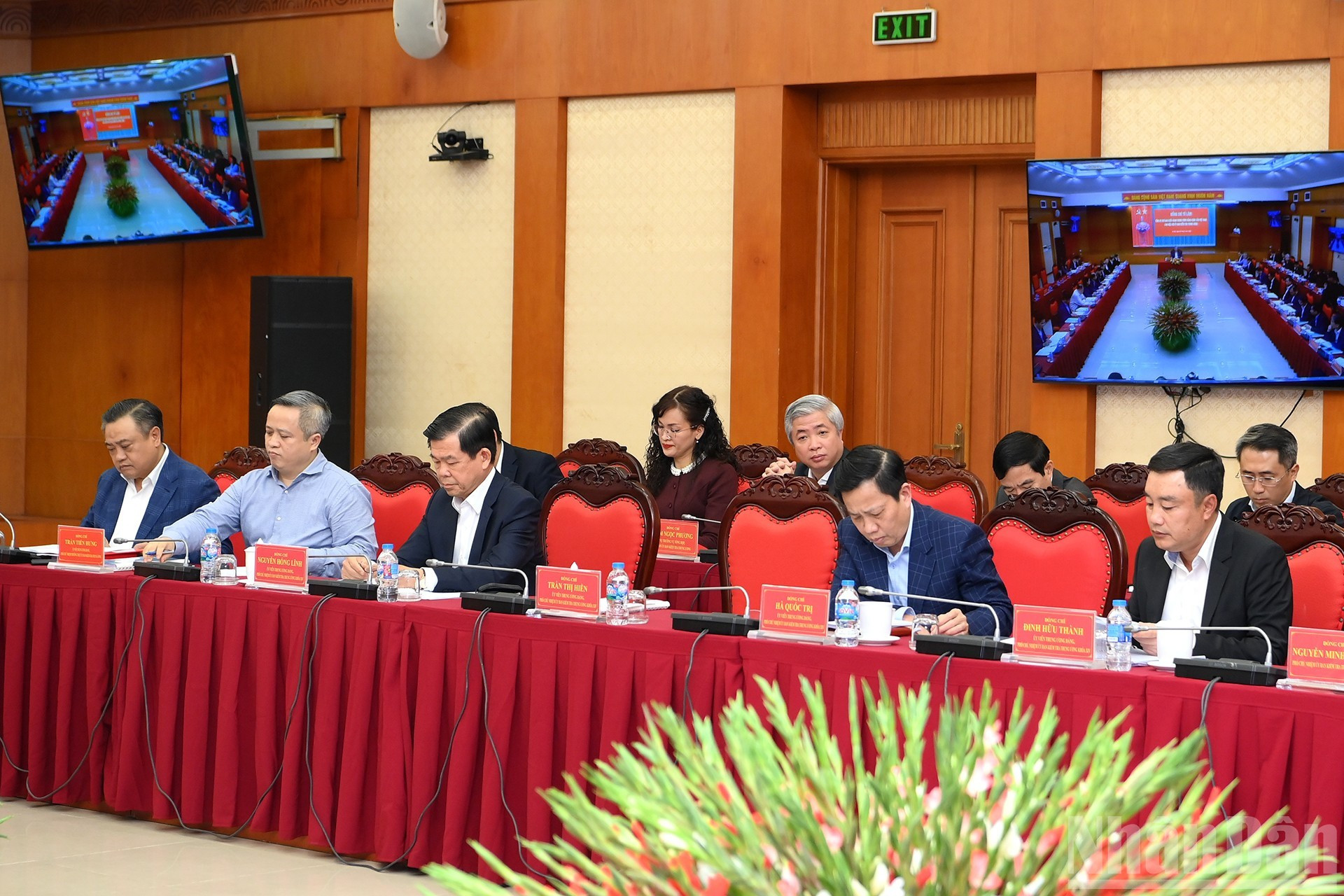 Les dirigeants et représentants présents lors de la réunion.