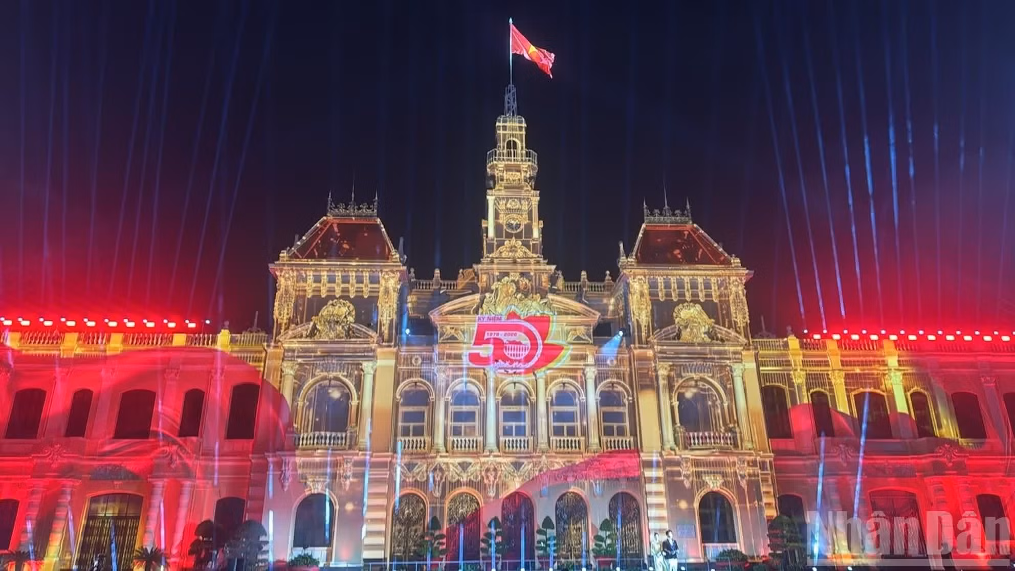 Les autorités municipales soulignent que l'art possède un pouvoir unique. Grâce à la rencontre entre les arts de la scène contemporains et la technologie du mapping 3D, la façade du siège du Comité populaire s'est transformée en un espace de lumière et d'émotion.