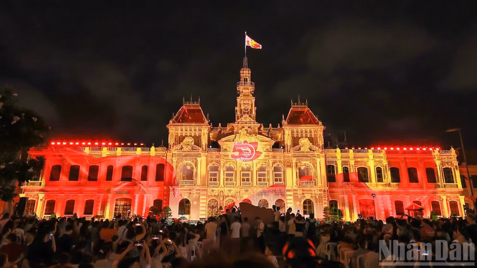 [Photos] Hô Chi Minh-Ville célèbre ses 50 ans en lumière avec un spectaculaire mapping 3D 