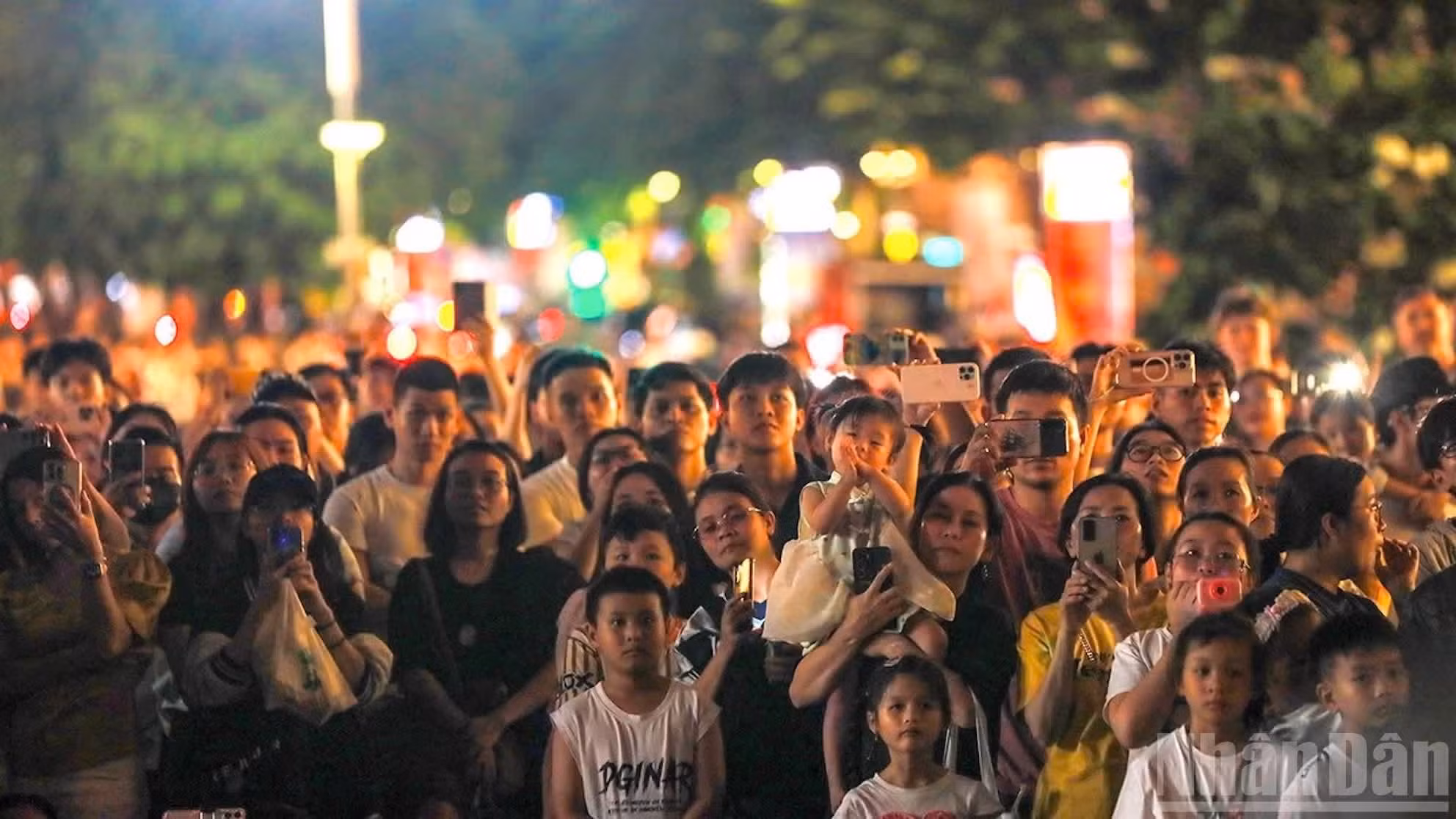 Les habitants de Hô Chi Minh-Ville assistent avec enthousiasme au spectacle.