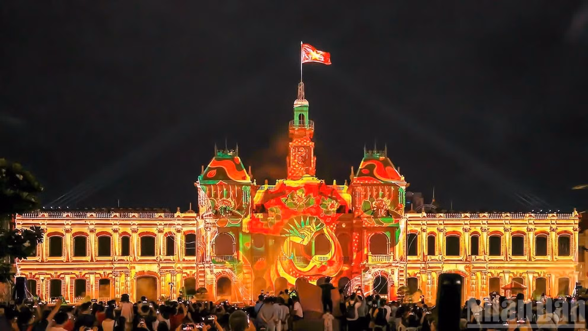 Les projections transforment la façade du siège du Comité populaire en une immense fresque animée mettant en scène le patrimoine culturel et les arts traditionnels du Vietnam.