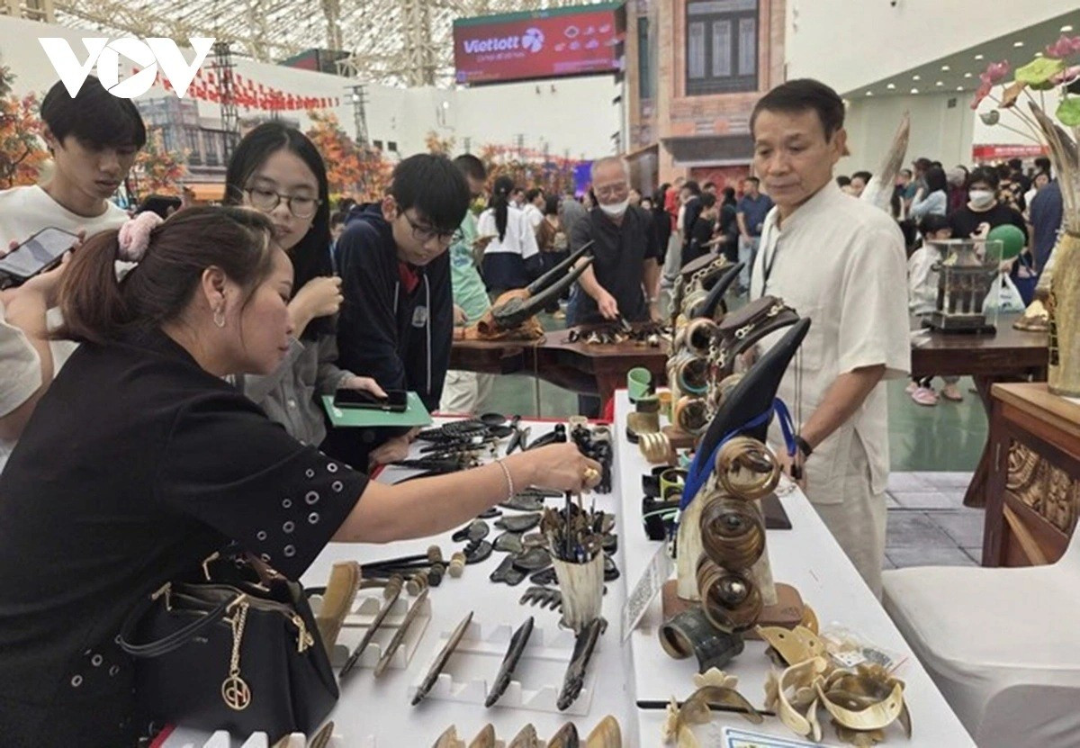 Nguyen Van Su, maître-artisan du village de Thuy Ung (Hanoï), a captivé le public en sculptant à la main des peignes en corne. n2.jpg