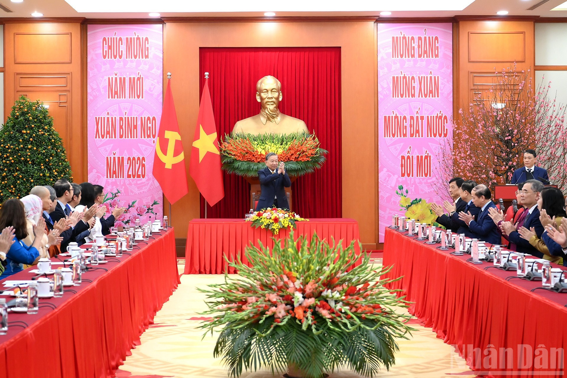 Le Secrétaire général To Lam préside la rencontre avec la délégation de Vietnamiens d’outre-mer participant au programme « Xuan Que huong 2026 ».
