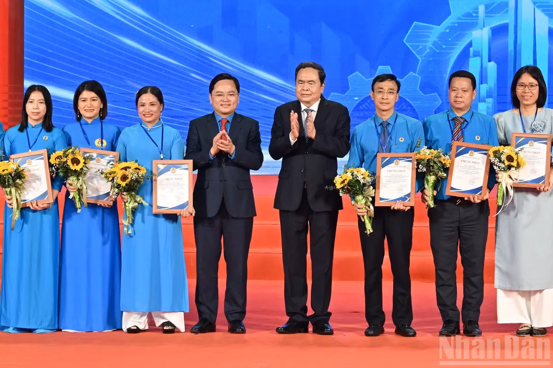 Remise de distinctions à des responsables syndicaux exemplaires par Tran Thanh Man et Nguyen Anh Tuan.