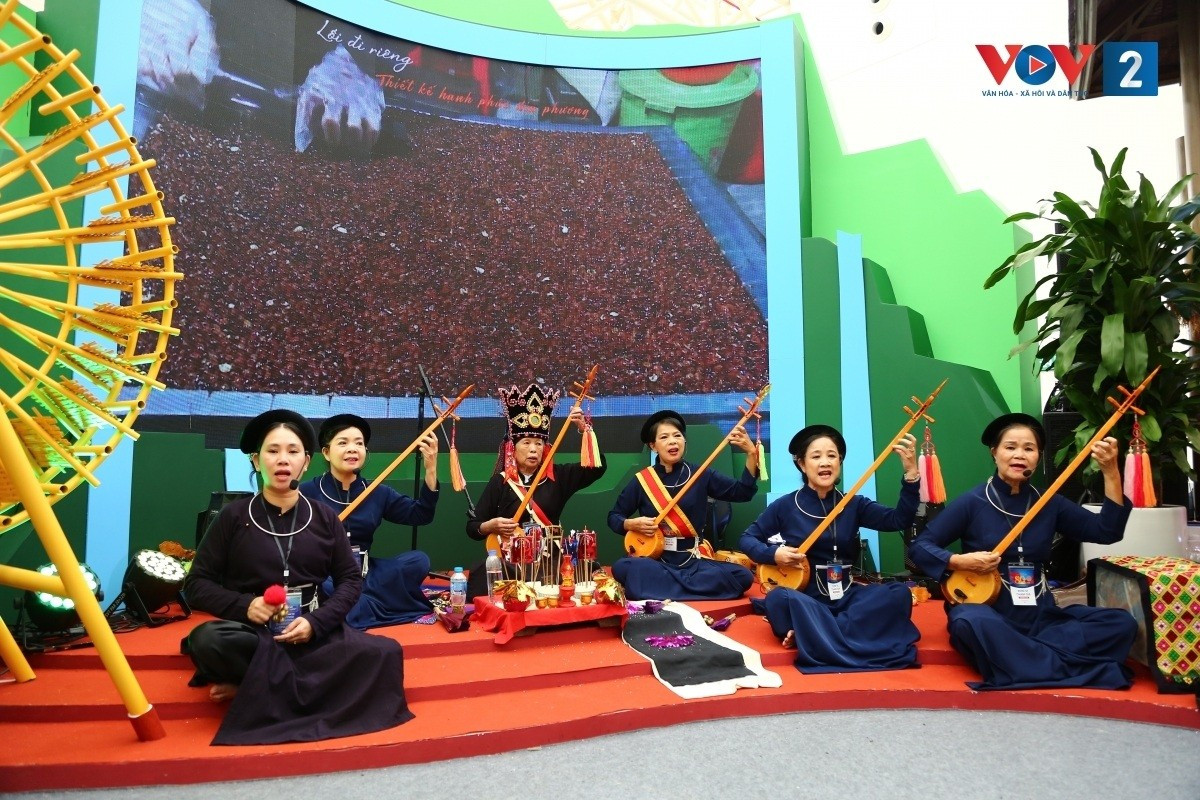 Une performance de Then et de dan tinh à Cao Bang.
