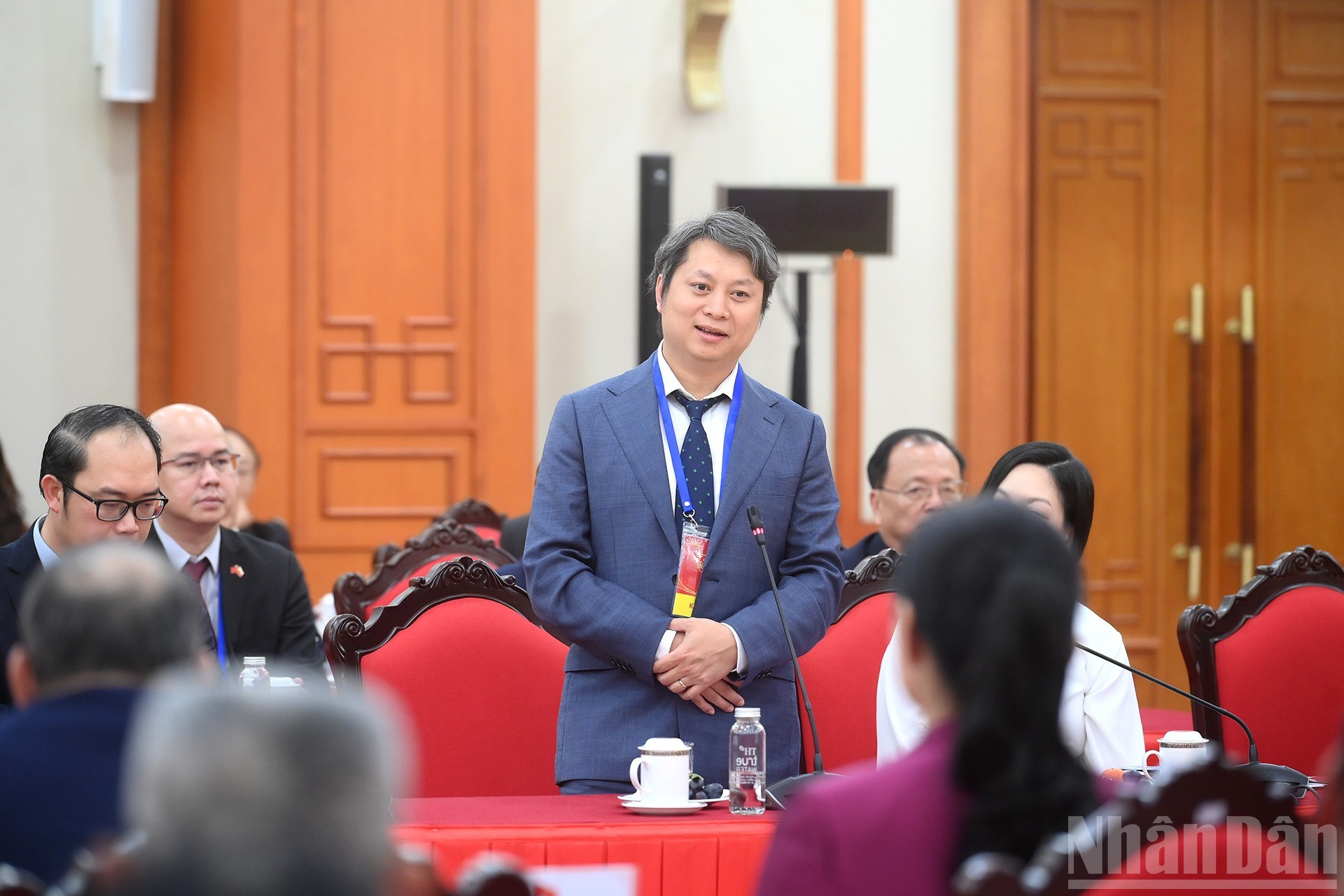Le représentant des Vietnamiens d’outre-mer participant au programme « Xuan Que huong 2026 » s’exprime à la rencontre.