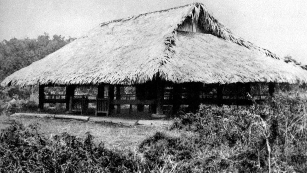 Tan Trao (district de Son Duong, province de Tuyen Quang) – La maison communautaire de Tan Trao, haut lieu de l’histoire révolutionnaire vietnamienne, a accueilli le 16 août 1945 le Congrès national convoqué par le Viet Minh. Réunis en session, les délégués ont adopté les « Dix grandes politiques du Viet Minh », proclamé l’« Ordre d’insurrection générale », fixé le drapeau et l’hymne nationaux, et institué le Comité central de libération nationale, véritable gouvernement provisoire présidé par Ho Chi Minh. Photo : archives de VNA.
