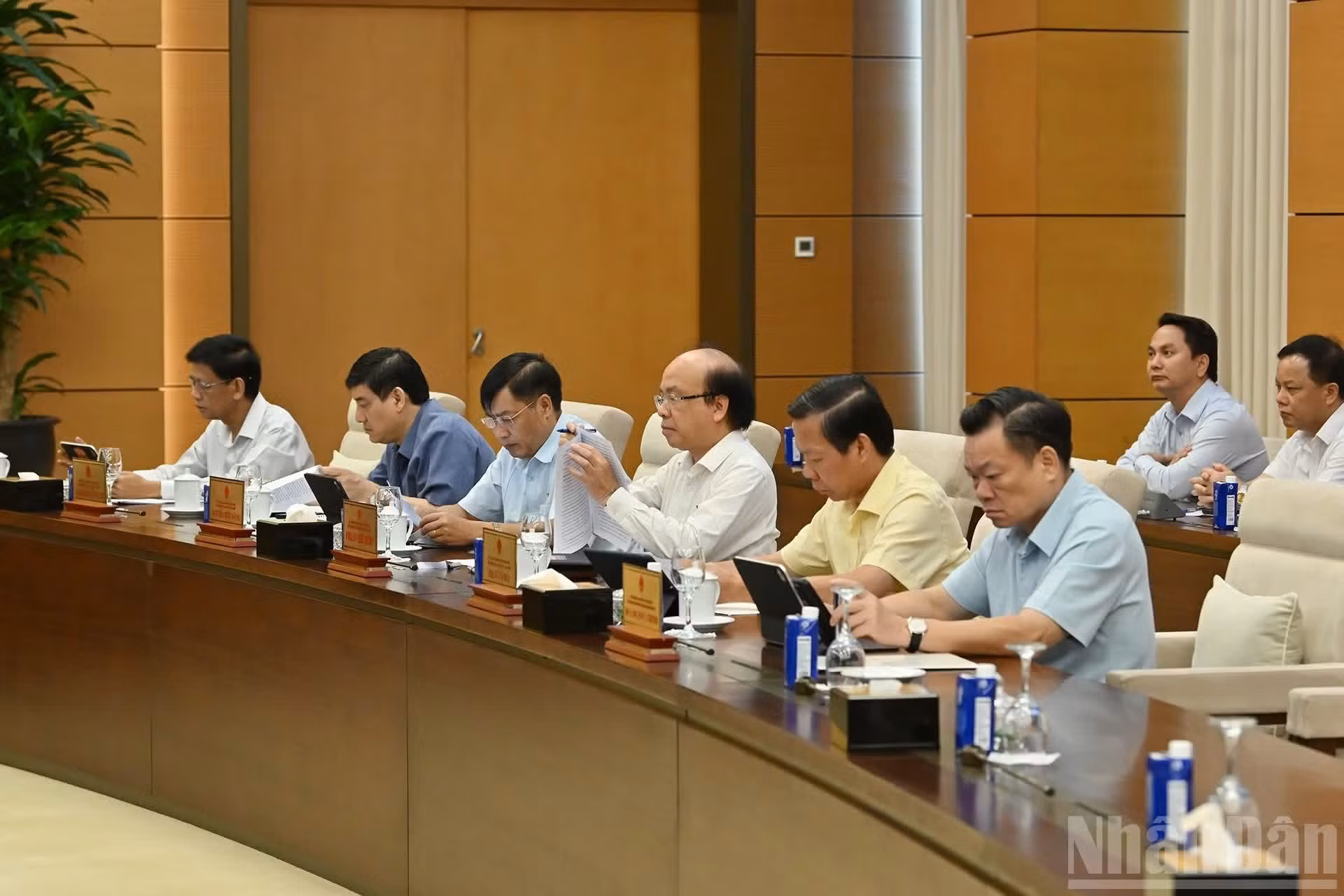Des membres du Comité permanent de l’Assemblée nationale lors de la session.