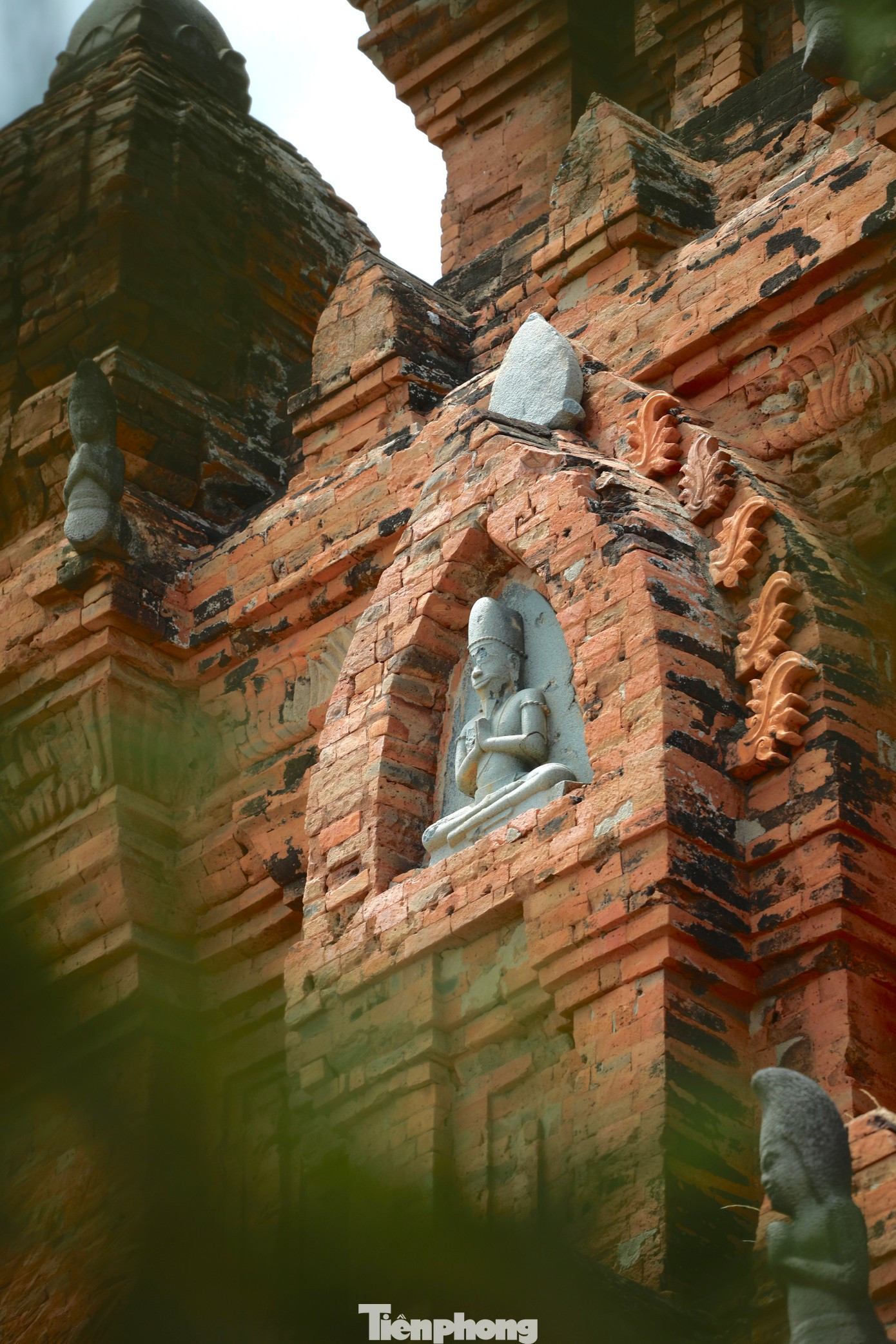 Le site abrite également de nombreux objets cultuels, tels que la statue du taureau sacré Nandin, des stèles et des bas-reliefs marqués par l’influence de l’hindouisme.