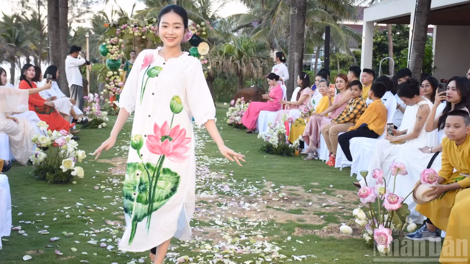 Les motifs de lotus dessinés par Quyen Nguyen subliment les áo dài de la collection.