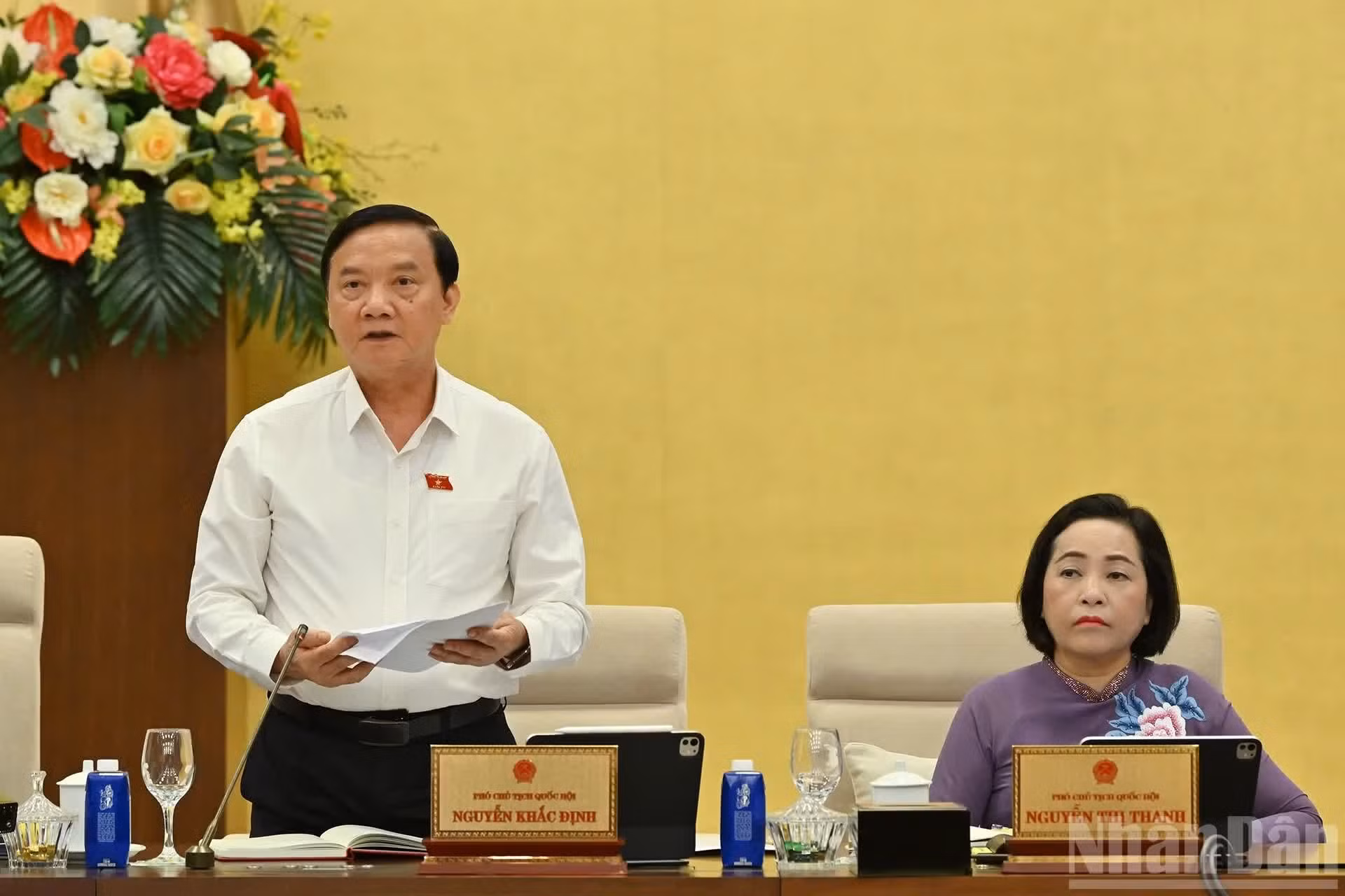Le vice-président de l’Assemblée nationale, Nguyen Khac Dinh, dirige une partie des travaux de la session.
