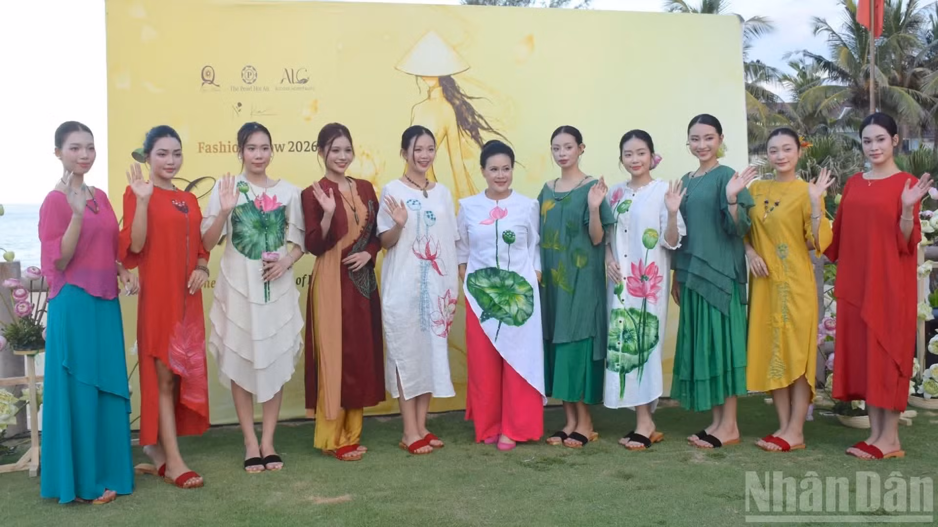 Quyen Nguyen aux côtés des modèles portant les robes de la collection Em Sen.