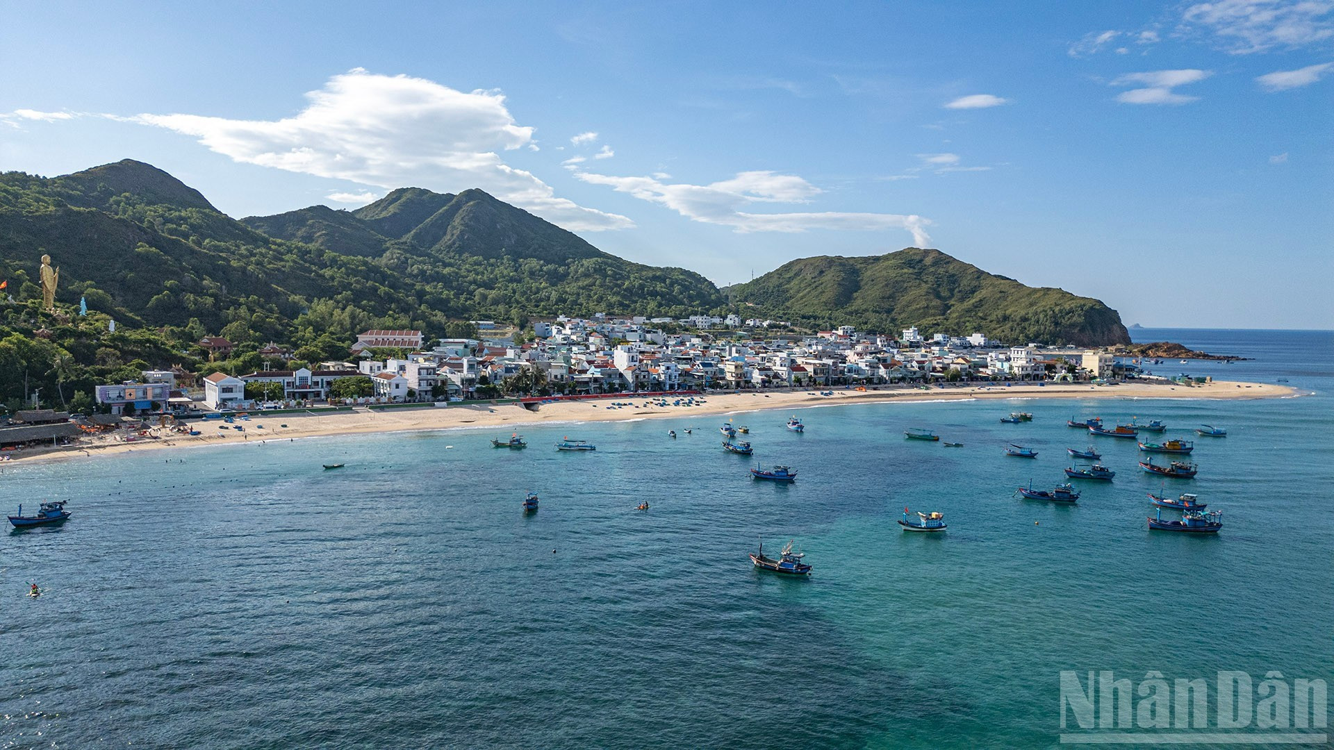 Les touristes repartent avec des souvenirs inoubliables et des clichés spectaculaires de cette formation, devenue un incontournable pour quiconque visite Nhon Hai. 7.jpg