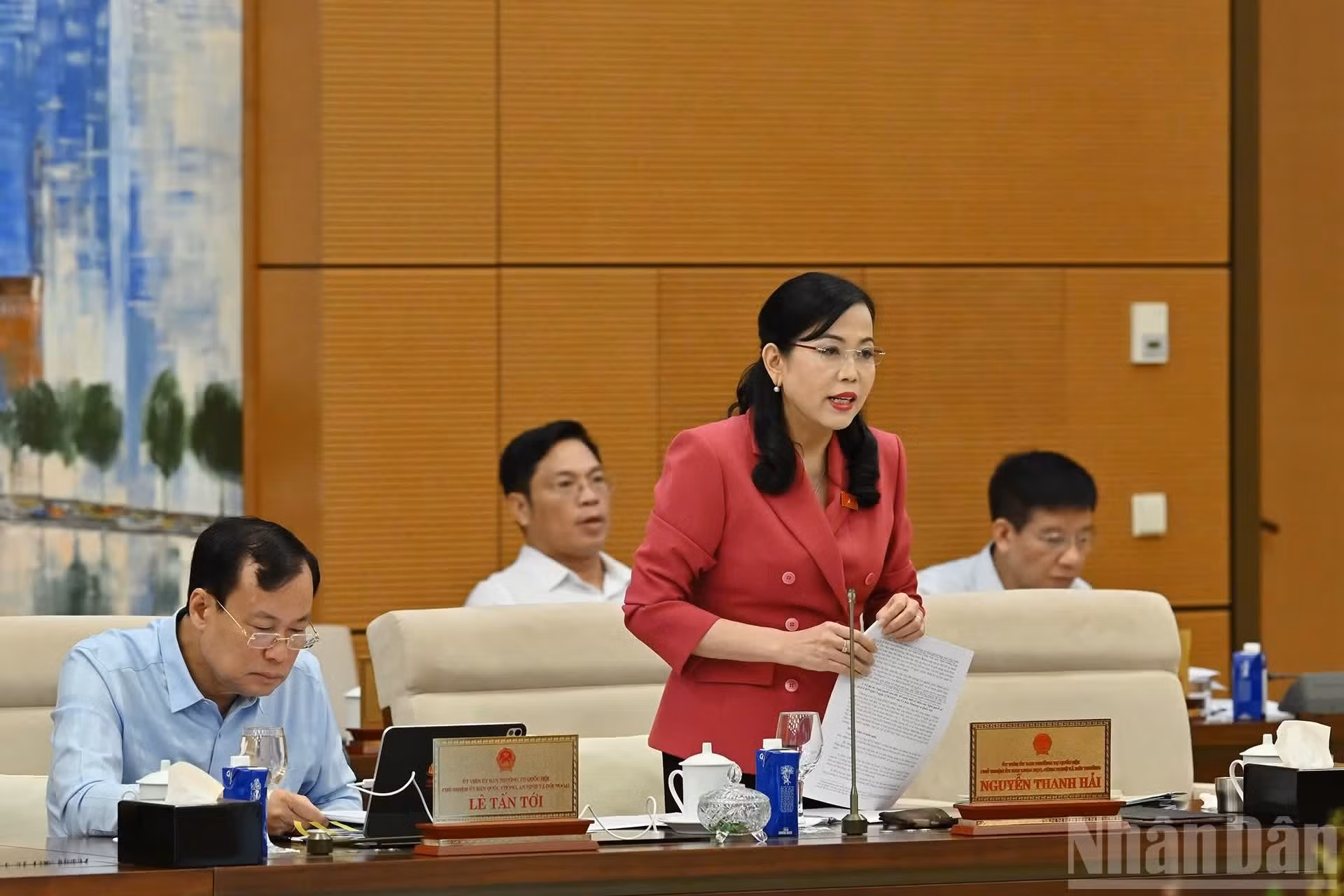 La présidente de la Commission de la science, de la technologie et de l’environnement de l’Assemblée nationale, Nguyen Thanh Hai, s’exprime lors de la session.