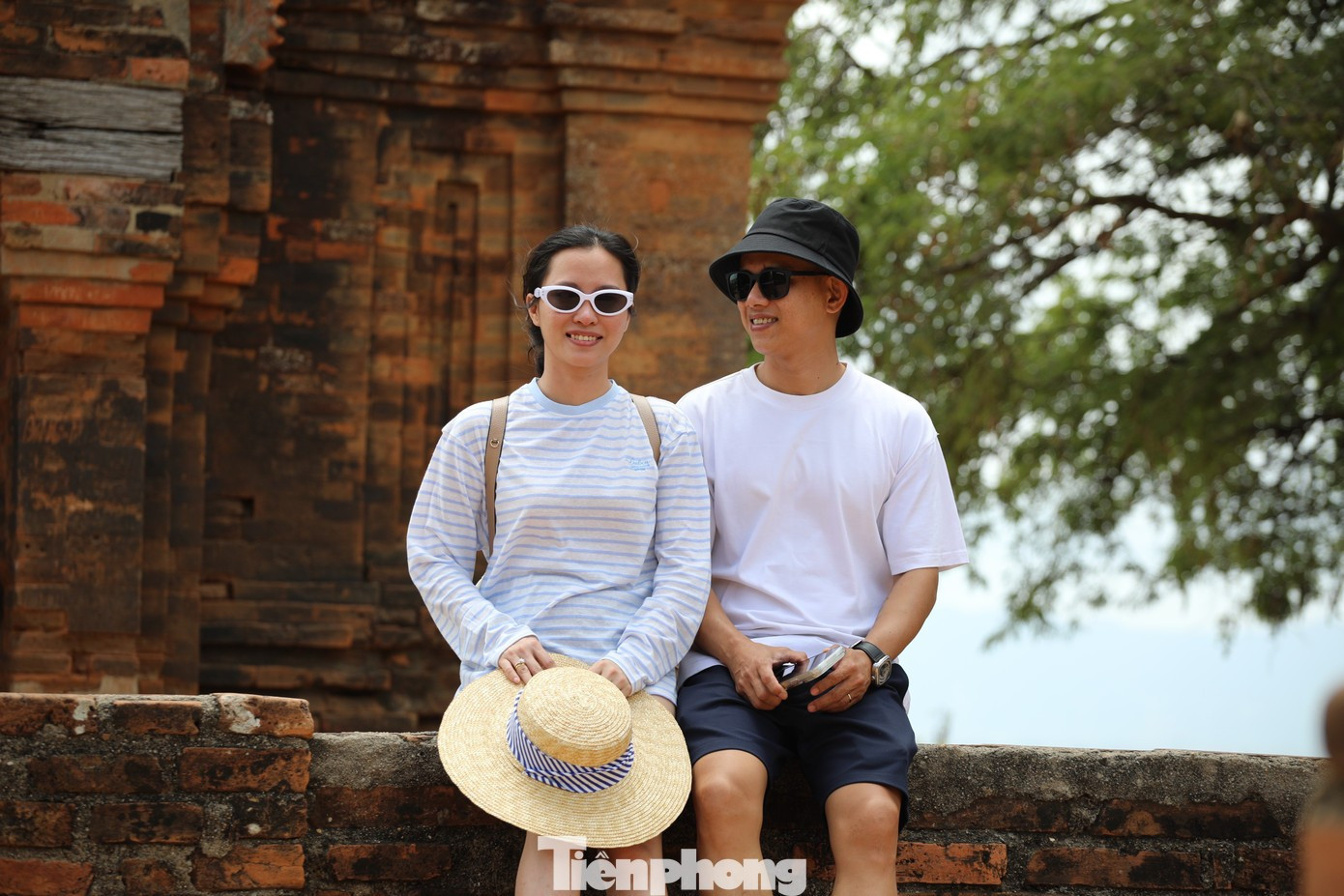 Aujourd’hui, les tours de Po Klong Garai attirent aussi bien les visiteurs vietnamiens qu’internationaux. Depuis la colline, il est possible d’embrasser du regard toute la région de Phan Rang – Thap Cham, dans une atmosphère paisible et ouverte.