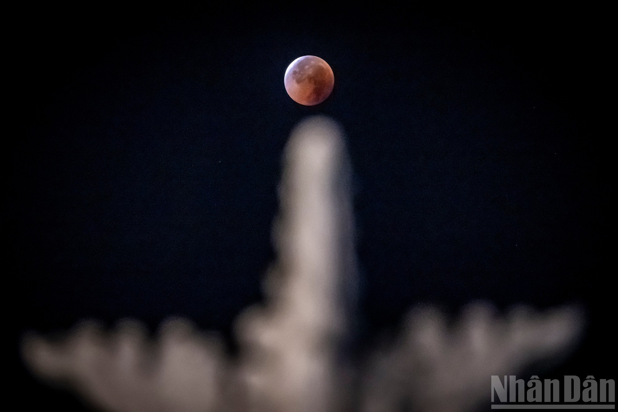 La « super lune de sang » est l’un des phénomènes astronomiques les plus attendus de 2025, suscitant l’enthousiasme des observateurs du ciel au Vietnam et dans de nombreux pays asiatiques. 1.jpg