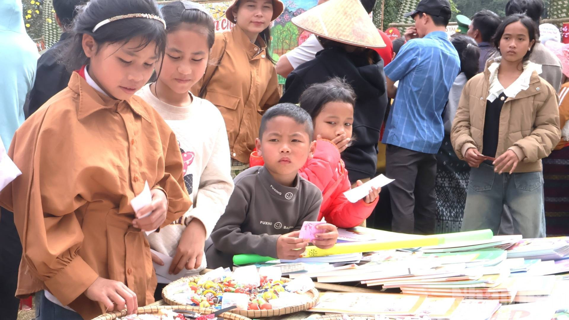 Les enfants des montagnes ont découvert avec joie les jouets apportés depuis Dong Hoi jusqu’à Huong Lap, un périple long mais porteur de sourires.